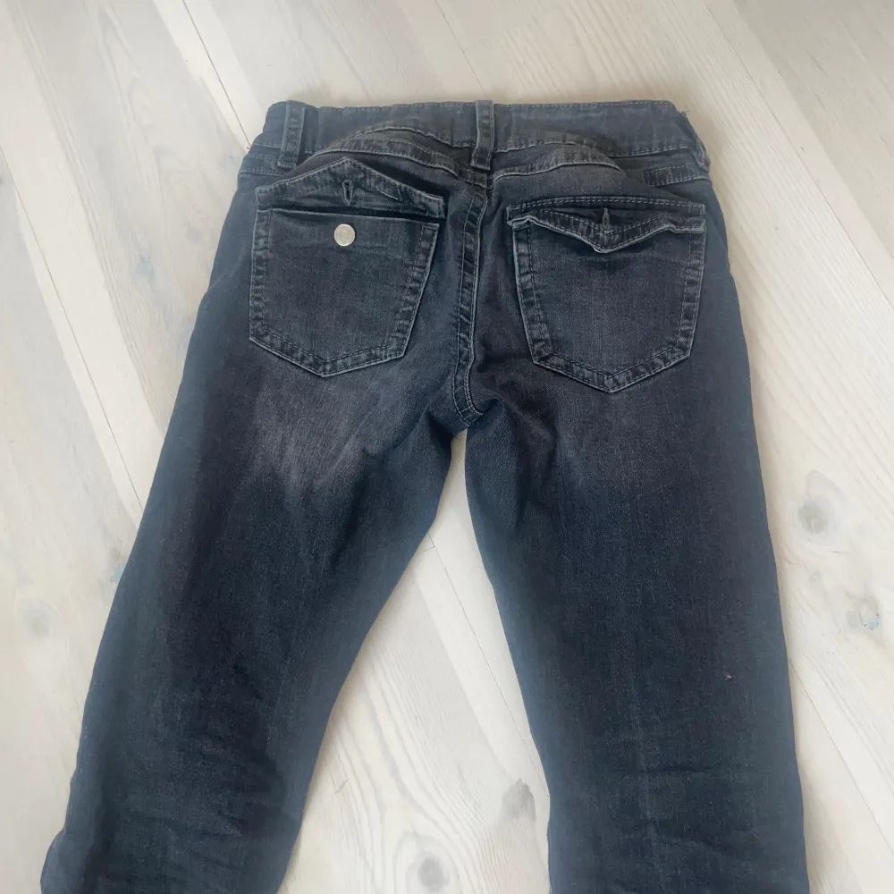 Säljer dessa jätte snygga low Waits jeans från Gina som liknar true religon i storlek 170, ny skick . Jeans & Byxor.