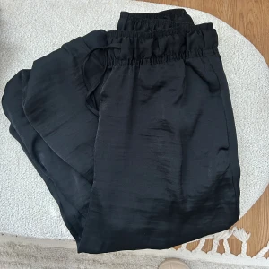 Silkesbyxor - Ett par jättefina silkesbyxor från hm. Endast testade, storlek XS.🌸