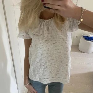 Hålbroderad topp  - Supersöt hålbroderad topp i barnstorlek XL men skulle säga att den motsvarar xs/s i vuxenstorlek💕 sparsamt använd 