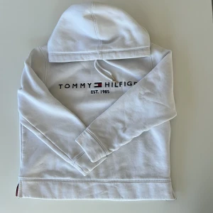 hoodie - knappt använd hoodie dock en fläck som inte går bort i tvätten, se bild 3 köpt på johnells 