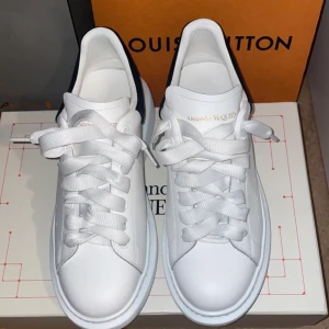 Alexander mqueen 42 - Känner att dessa blivit ur trend så skulle gärna vilja bli av med de så snabbt som möjligt. Använt de fåtal gånger till speciella ärenden it mer än så.köpte de för cirka 3 år sen. Kan gå ner i pris ordentligt beroende på snabb affär