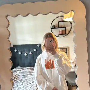 Cool oversized hoodie som inte kommer till användning! 🧡Använd ca 1 gång och inga tecken på användning! 