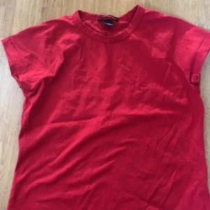 Röd t-shirt - Säljer för den är för stor för mig 🫶🏻 Aldrig använd, bara tvättad. Toppen kvalite 😄👌🏼