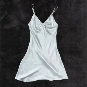 Satinklänning🧊 - Säljer min fina satinklänning från BikBok✨ i storlek xs men passar mig som är s också🫧 Den är sydd för att krama midjan så man får ⏳effekten🌞 slutsåld på bikbok nypris 400kr🧸