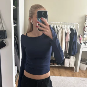 Boatneck tröja  - Boatneck tröja från Gina Storlek XS (passar xxs och s)  Helt ny utan prislapp  Nypris 230kr Marinblå 