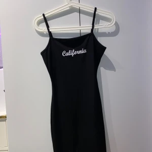 Svart California klänning  - Aldrig använt, för liten för mig
