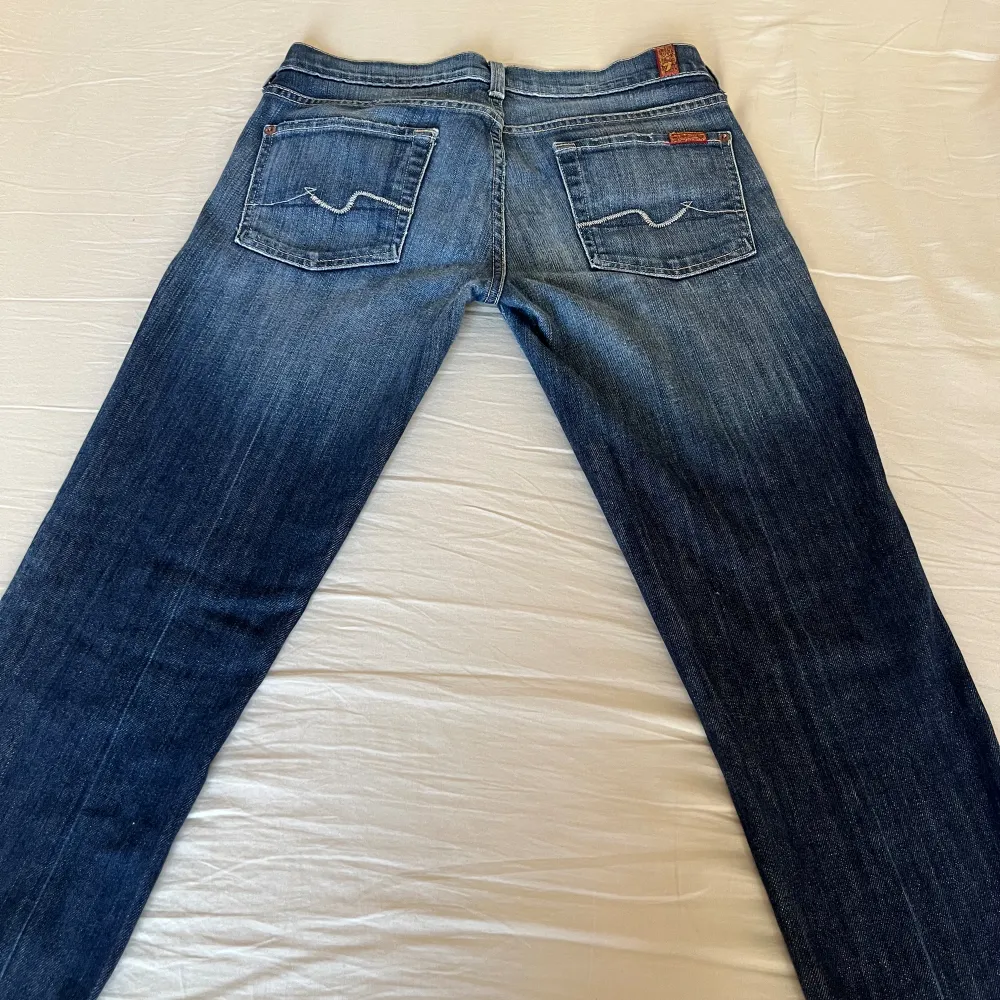Lågmidjade jeans, köpta från 7 for all man kind. Säljer eftersom de inte kommer till användning.. Jeans & Byxor.