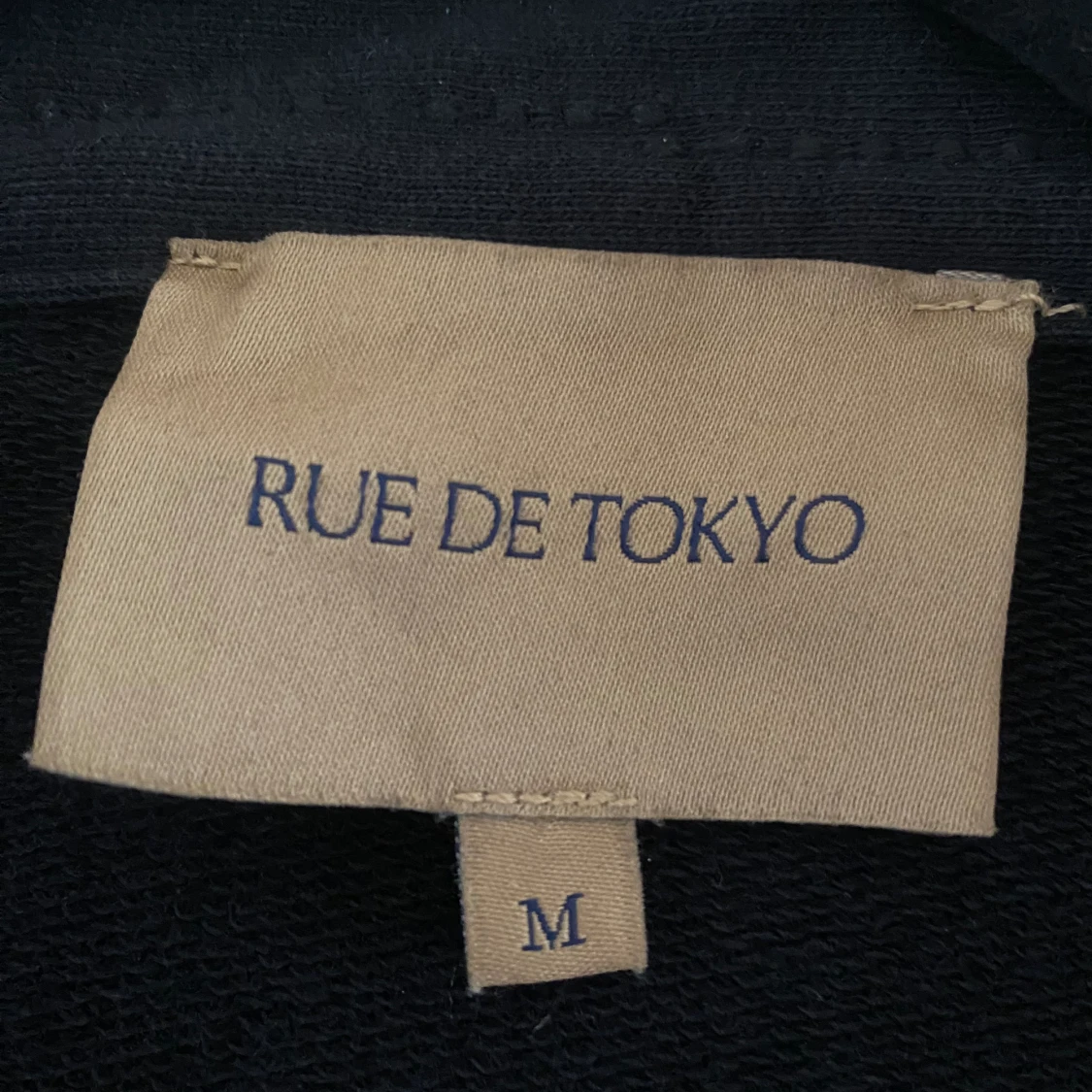 Svart kofta i kimono modell i sweatshirt material i strl M från Rue de Tokyo i nyskick  - 93