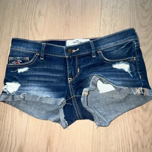 Lågmidjade hollister shorts - Säljer dessa super söta lågmidjade hollister shorts, perfekta till sommaren. Säljer då dom tyvärr inte passade på mig. Mycket bra skick, kontakta om du har frågor osv💕💕 Köpare står för frakt💕