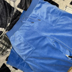 Juciy Couture byxor - Juicy Couture byxor storlek M, blåa färgen regatta. 