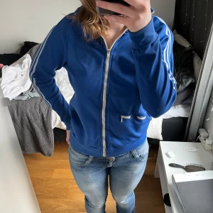 Blå kofta - Säljer den här blåa koftan som är köpt på secondhand, använd fåtal gånger, okej skick, dragkedjan är lite seg och ”kuppig” 💕