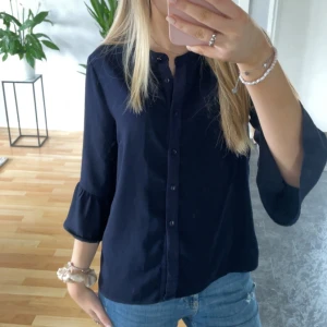Blå blus - Blå blus med volanger 