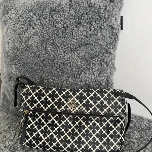 Kuvertväska By Marlene Birger - En bra vardagsväska från By Malene Birger. Färgen är lite sliten på baksidan men den syns inte få man har den sidan inåt kroppen. 