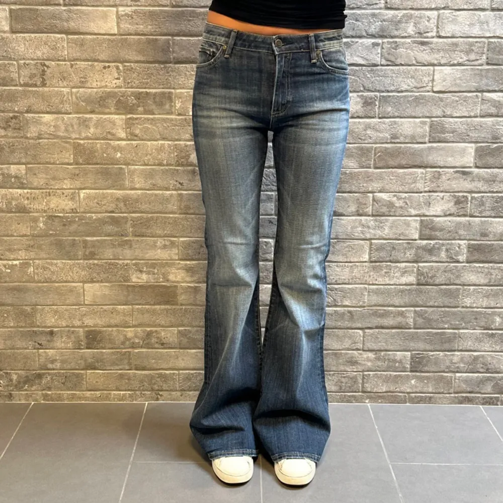 Assnygga och helt nya jeans från Crocker! Säljer då de var tighta för mig i midjan. Har även sytt upp dem så längden passar mig (är ca 164cm) men det går utmärkt att sprätta upp.  LÅNADE BILDER! Skriv för egna bilder eller mått. Nypris: 600 kr. Jeans & Byxor.