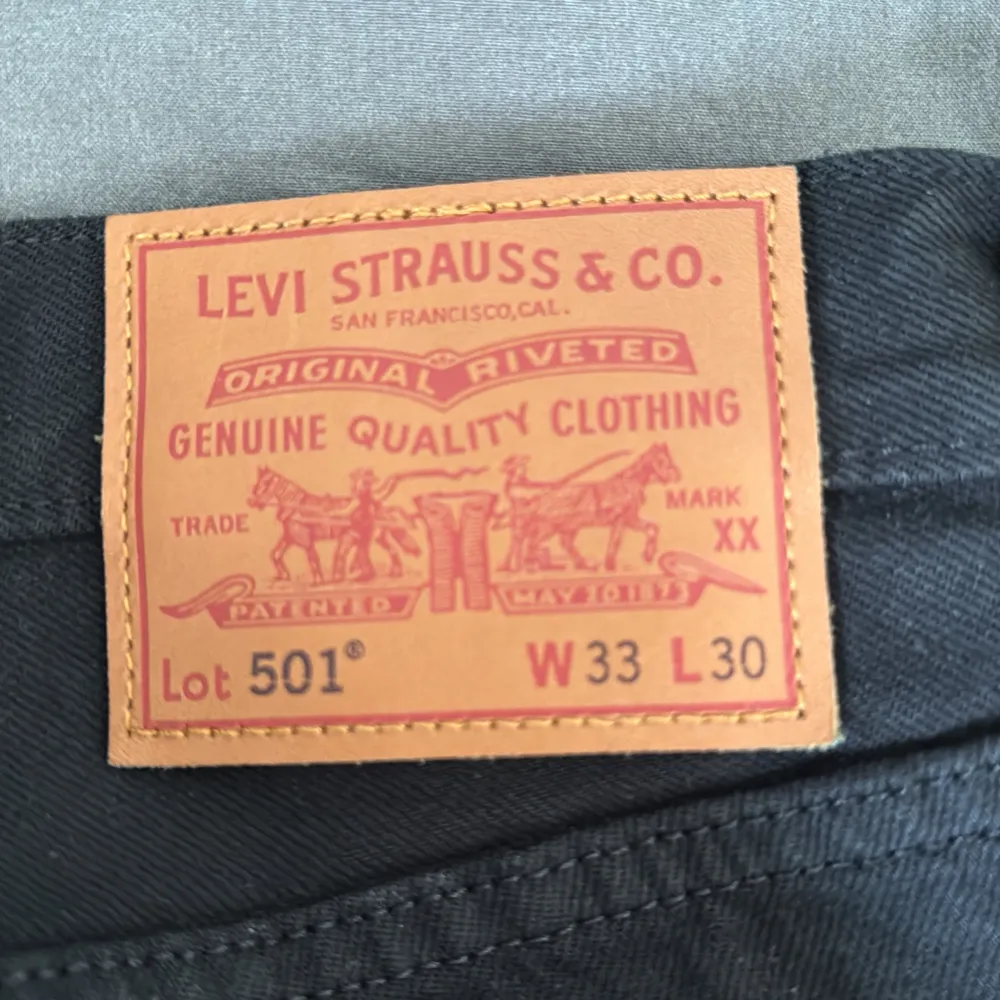 Säljer dessa Levis 501, W33, L30  Säljer då de är för stora och har använt dom en gång.. Jeans & Byxor.