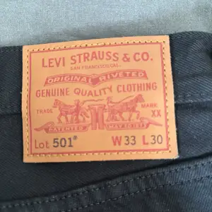 Säljer dessa Levis 501, W33, L30  Säljer då de är för stora och har använt dom en gång.