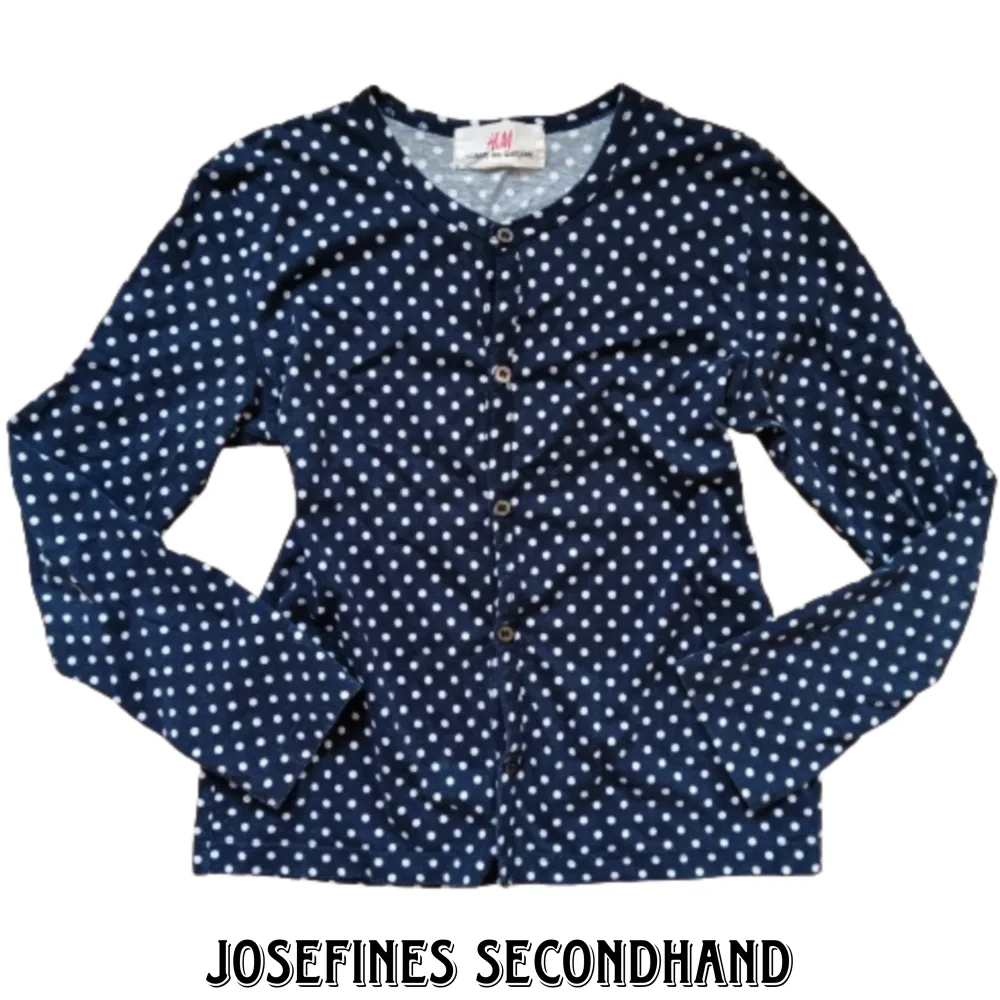 Mörkblå kofta i prickigt mönster från ett sammarbete med Comme des Garços och H&M. Finns en matchande tröja. 325 kr för båda tröjorna.. Tröjor & Koftor.