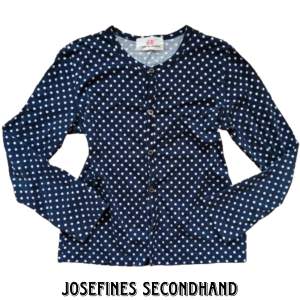 Mörkblå kofta i prickigt mönster från ett sammarbete med Comme des Garços och H&M. Finns en matchande tröja. 325 kr för båda tröjorna.