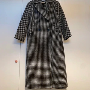 Na-kd kappa - Kappa från nakd i hundtandsmönster. Storlek S men har en oversized passform.  Väl använd men få tecken på användning.  Material: Polyester  Inköpspris ca. 1500kr 