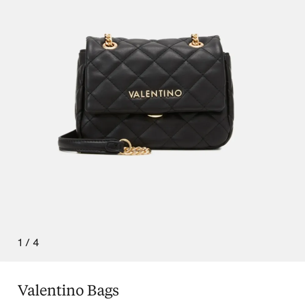Intressekoll på min favvo valentino handväska! Säljer bara vid bra bud då jag gillar den frf💕se bild 5, annars bra skick!💕 ny pris ca 1100kr. Väskor.