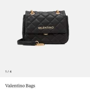 Intressekoll på min favvo valentino handväska! Säljer bara vid bra bud då jag gillar den frf💕se bild 5, annars bra skick!💕 ny pris ca 1100kr