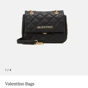 ANVÄND INTE KÖP NU!!! Intressekoll på min favvo valentino handväska! Säljer bara vid bra bud då jag gillar den frf💕se bild 5, annars bra skick!💕 ny pris ca 1100kr