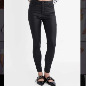 Skinnbyxor - Säljer dessa otroligt snygga skinnbyxor, använt ett par gånger men är fortfarande i gott skick. Sitter som en smäck! 