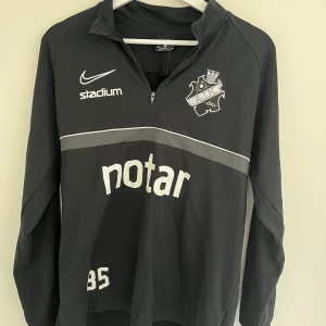 AIK tracksuit - Säljer träningskläder från AIK akademi i storlek M, till tröjan på bilden ingår även medförande byxor. Pris 500kr.