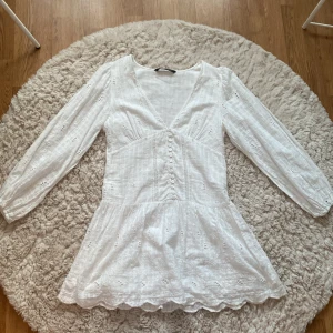 Zara klänning  - Säljer min supersöta klänning ifrån Zara, då den tyvärr aldrig används! Köpt för ca 2 år sedan, men i väldigt bra skick! Påminner lite om adoore’s klänningar! Storlek M, men är väldigt liten i storleken! Perfekt klänning till sommarn! 🌺