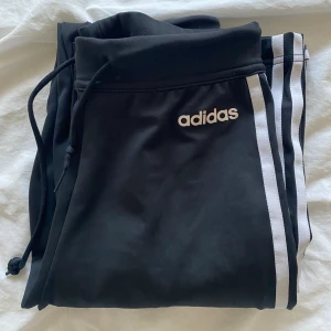 Utsvängda byxor - Adidasbyxor utsvänga i storlek XS, i helt nytt skick. Sitter jätte fint med träningsmaterial.