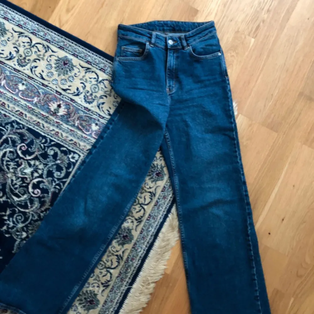 Jättefina stretchiga jeans från CW i mörkblått. Snygga året-runt jeans i skön stretch. Säljer då de är lite korta på mig (168).  Står hög midja men tycker mer den känns som medel på mig. Använda fåtal gånger, köpta för 599.. Jeans & Byxor.