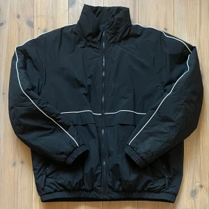 Nylonjacka - Vind och vattentät jacka från H&M. Boxy och kort silhuett, storlek M. Måttet på bilden är ungefärlig 