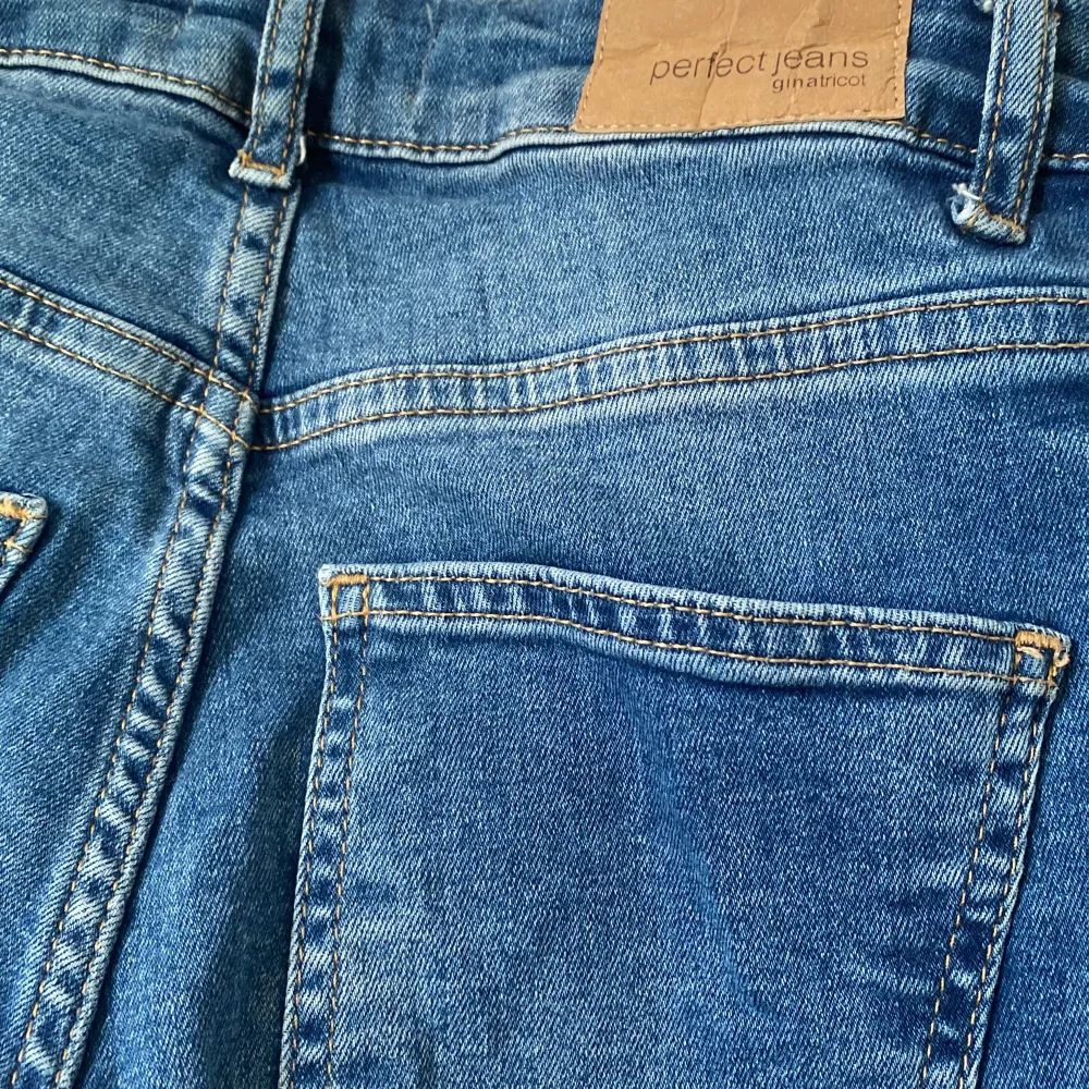 Säljer dessa snygga bootcut  jeansen från gina då de inte kommer till användning!❤️. Jeans & Byxor.