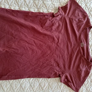 Lila/rosa t-shirt I storlek S! - Lila/rosa t-shirt I storlek S!