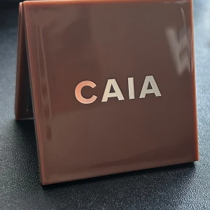 Caia Pocket Mirror - Säljer denna då den aldrig kommer till användning. Aldrig använd, har bara legat i en låda :)  Ca 18kr för frakt