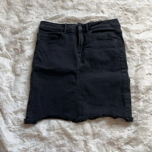 Svart jeanskjol - Svart jeanskjol från Pieces.