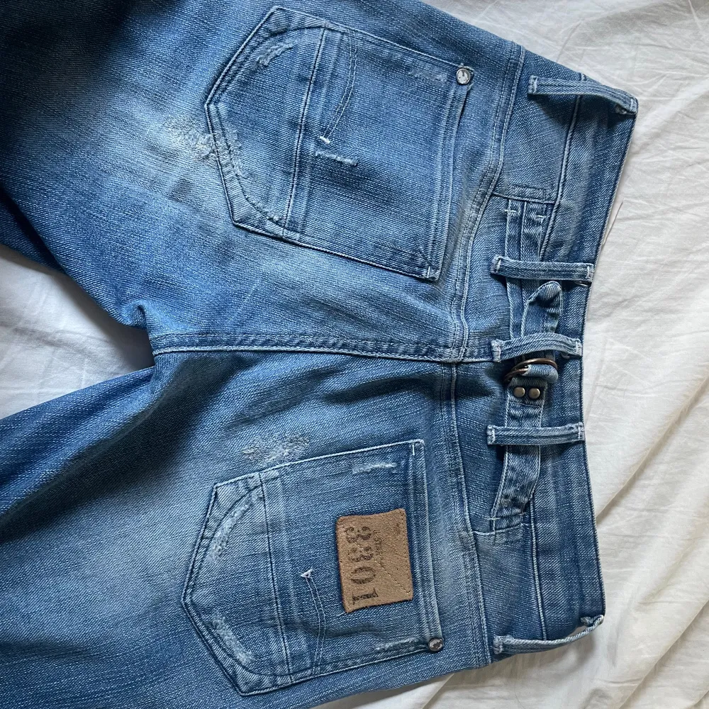 Så snygga lågmidjade jeans med slitningar samt en så snygg baksida säljer jag då dom blivit för små för mig . Jeans & Byxor.