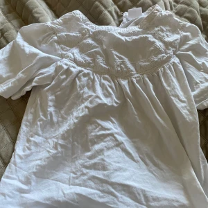 Jättegullig blus från zara!💗 Mönstret är jättefint och passar till många tillfällen, hör av er vid frågor💞 - Rätt så bra skick💞. Storleken är 11-12 år men passar mig som brukar ha S!💓 Hör av er vid frågor och pris kan diskuteras💗💗