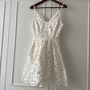 Vit sommarklänning💕 - Så fin sommarklänning som inte kommer till användning💕fungerar också som finklänning  Originalpriset är runt 2200kr Pris kan diskuteras❤️
