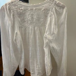 Zara blus - Vit blus från zara, jätte bra skick, köpt för ca 500