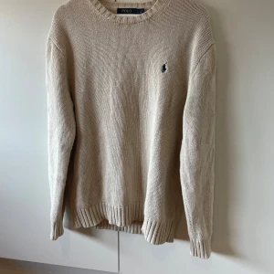 ralph lauren tröja  - tja  säljer denna ralph lauren tröjan då den ej satt som jag tänkte. Tröjan är i nyskick.  har ni frågor är de bara att skicka ett meddelande.   