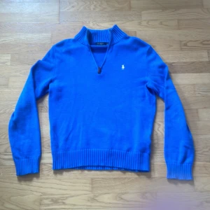 Polo Ralph lauren halfzip - Polo Ralph lauren half zip i bra skick. Liten lagning på vänstra armen (bild 4) men det är inget som märks eller känns. Storlek XS men passar M/S. Skriv för fler bilder eller frågor 🙌