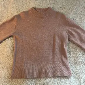 Skitsnygg rosa stickad tröja. Köpte i storlek S men har tyvärr krympt i tvätten så skulle säga att den nu passar i storlek  XXS. Orginalpris är 1 500 men eftersom jag krympt den så säljer jag för 200kr❣️