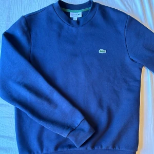 Lacoste crewneck S - Säljer nu min Lacoste crewneck för den inte används längre. Den är i storlek S och är knappt använd 