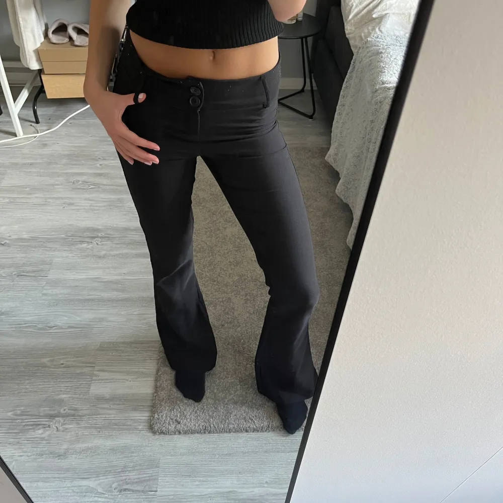 Fina kostymbyxor i skönt material från Gina med snygga fickor där bak 💕använda några gånger, passar mig som har xs/s i allt. Jeans & Byxor.