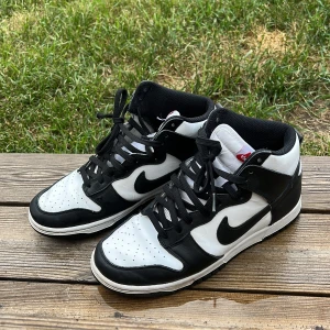 Nike höga skor - Storlek 41, knappt använda. Bra skick.