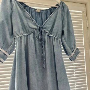 Jeansklänning - Så snygg jeansklänning från ginas gamla kollektion ett par år sen💓 storlek 38 passar s