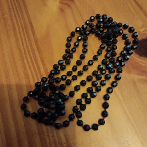 Långt halsband med svarta pärlor. - Långt halsband med svarta pärlor.