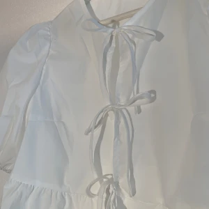 Blus - Vit blus, aldrig använd🤍🎀