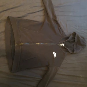 Svart jacka från Nike - En svart jacka från Nike med dragkedja och huva. Jackan har en standard passform och är tillverkad i Vietnam. Den har en vit Nike-logga på bröstet. Skriv för mer info eller mått!💕💕